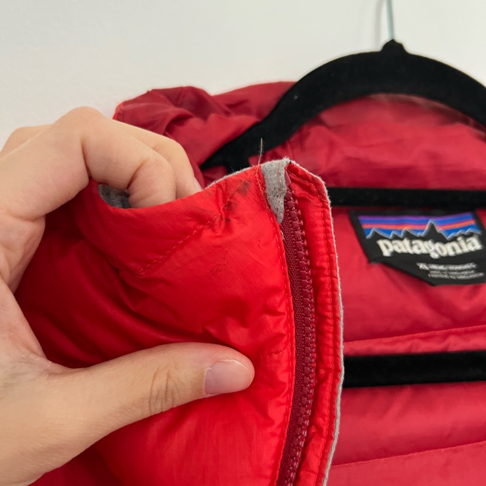 Patagonia Men's XL Red Puffer Jacket with Hood - Picture 9 of 9